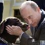 普京爱抚救援中国地震的搜救犬（图） 动物世界