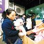 杭州为有证犬主人免费发放抓便器（图） 动物世界