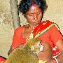 印度老妇人亲身给宠物猴哺乳（图） 动物世界