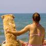 意大利少女与宠物狗共享夏日阳光（图） 动物世界