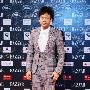 邓超格子西装亮相          邓超亮相慈善夜 为善而行 时尚_娱乐报道