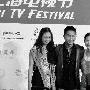 泰剧《花环夫人》女主角Aom（右）、男主角Captain、女 电视_娱乐报道
