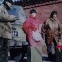 拍《阳光灿烂的日子》时姜文父母和妹妹来探班，红衣女 电影_娱乐报道