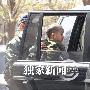 姜文将儿子抱上车         姜文和两儿子玩耍尽享天伦 明星_娱乐报道