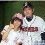 林泰勋(右)与韩国当红歌手IU合影（4 ／4张）    韩女 明星_娱乐报道