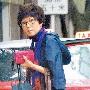 罗慧娟罹癌化疗后，日前头顶浓密假发，大热天外出仍裹 明星_娱乐报道