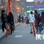 段奕宏和妻子过马路（3 ／6张）      段奕宏被曝下月 明星_娱乐报道