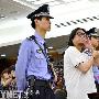 高晓松整理头发（4 ／7张）       律师建议高晓松上诉 明星_娱乐报道