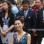 后面的警卫偷拍李若彤的美背           38岁李若彤美 明星_娱乐报道