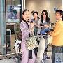 大小S姐妹陪徐妈妈血拼（6 ／9张）         大小S携夫 明星_娱乐报道