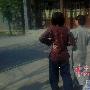 张恒叉腰护肚（3 ／5张）     张恒被爆怀孕两个月 与 明星_娱乐报道