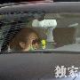 何洁释小龙车上谈笑（2 ／6张）      何洁返京释小龙 明星_娱乐报道