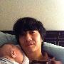郑钧抱着爱子（3 ／7张）       郑钧1岁爱子近照曝光 明星_娱乐报道