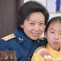 闫妮和女儿（3 ／6张）记者：拍摄辛苦吗？闫妮：我是 明星_娱乐报道