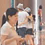 杜德伟和女友逛街（2 ／5张）     49岁杜德伟恋情曝光 明星_娱乐报道