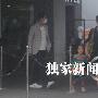 赵文卓携妻女出行（2 ／8张）        赵文卓携妻女出 明星_娱乐报道