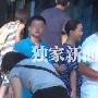 满文军携妻带子看电影（2 ／9张）         满文军携妻 明星_娱乐报道