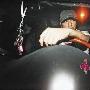 记者待女生上车后上前采访，只见她赶紧捂嘴掩面，随后 明星_娱乐报道