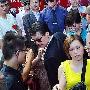 活动结束时，赵雅芝在老公牵扶下离席。        赵雅芝 明星_娱乐报道