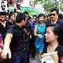 赵雅芝挽着丈夫亮相        赵雅芝美艳如昔携老公十指 明星_娱乐报道
