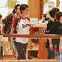 开学在即，吴绮莉已带女儿来港熟悉生活吴绮莉带小龙女 明星_娱乐报道