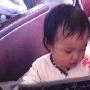 赵薇女儿萌照        赵薇老公再发爱女新照 小四月背 明星_娱乐报道