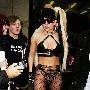 Lady Gaga渔网丝袜造型亮相 引众人围观(组图)