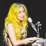 Lady Gaga踩钢琴耍帅 四脚朝天摔倒出糗(组图)