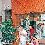 陈奕迅与友小聚狂喷口水 提醒记者小心车(组图)