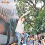 李克勤街头宣传《罪人》 违例停车真变罪人(图)