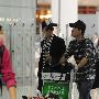组图：苏醒现身北京机场 坏小子歪戴棒球帽