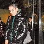 王菲“潮装”出行为个唱庆功 李亚鹏掷百万捧场
