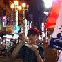 炎亚纶日本宣传爱“夜游” 快乐吃遍街头(组图)