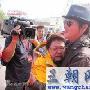 韩红爱心行动昌都发力 感激孙楠现场落泪(组图)