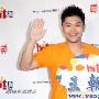 组图：李玖哲与厨师搞暧昧 变肌肉猛男做月饼