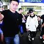 周杰伦机场露脸22秒 粉丝落泪只为见偶像面(图)