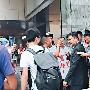 阮兆祥被Fans围攻争合照 人气大旺街头抢镜(图)