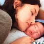 李嘉欣怀孕母爱泛滥 亲吻小外甥遭粉丝调侃(图)