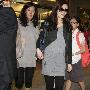 李嘉欣挺大肚穿平底鞋逛街家人搀扶