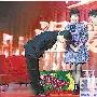 崔永元为5年前口误当众向朱军道歉 几度深鞠躬