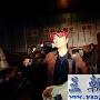 崔健为演唱会排练 笑称吃盒饭也开心(组图)