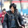 犀利哥如愿当上代言人 认真摆造型俨然大明星