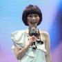 黄雅莉完美蜕变小女人 发新碟获赠金饭碗(组图)