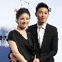 沙溢胡可婚后首次公开亮相 十指相扣晒甜蜜