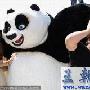组图：《功夫熊猫2》戛纳搞怪首映 朱莉秀素雅