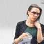 维多利亚产后腰椎间盘突出 遵医嘱穿平底鞋外出