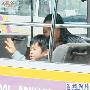 Lucas坐校车向记者挥手 张柏芝年内出专辑(图)