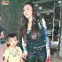 张柏芝开工儿子相陪 Lucas踩滑板车亮相