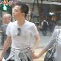钟丽缇牵男伴逛街 十指紧扣揽腰同行(图)