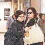 林青霞逛街引围观 遇记者跟拍微笑以对
